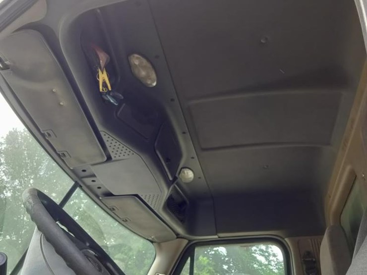 2015-freightliner-108sd-plus-image-14
