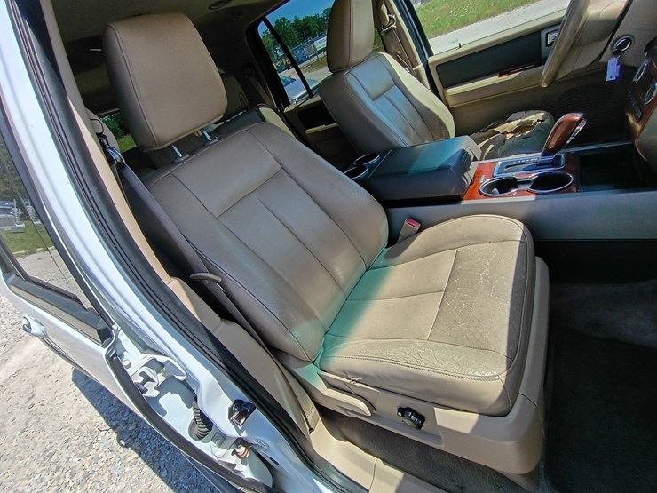 2010-ford-expedition-image-38