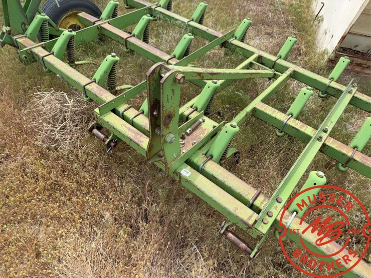 john-deere-12-image-9