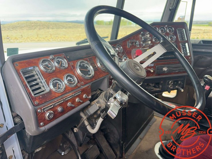 2000-freightliner-fld120-image-29