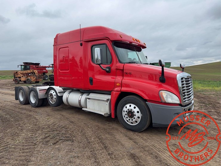 2013-freightliner-cascadia-125-image-1