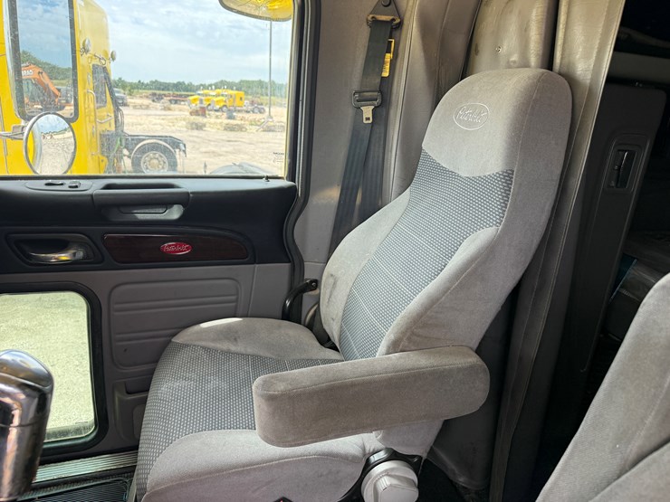 2014-peterbilt-389-image-13
