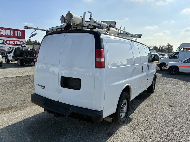 2014-chevrolet-express-3500-image-3