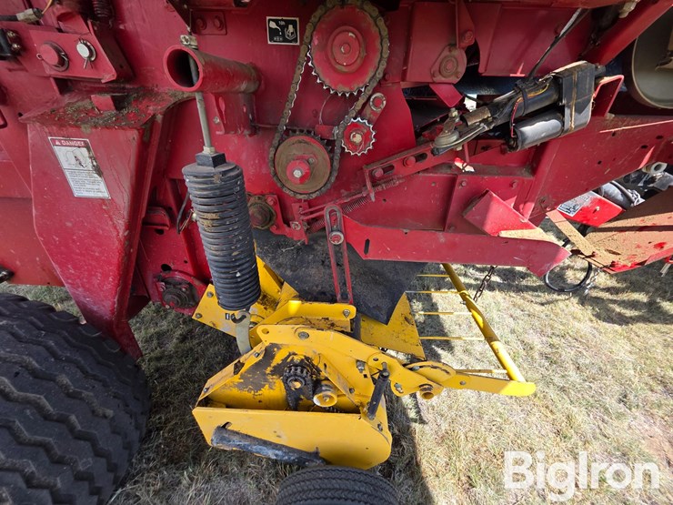 new-holland-br780-image-14