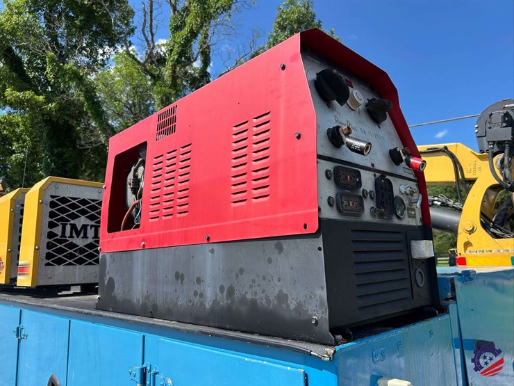 2010-freightliner-m2-106-image-40