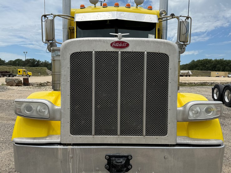 2015-peterbilt-389-image-2