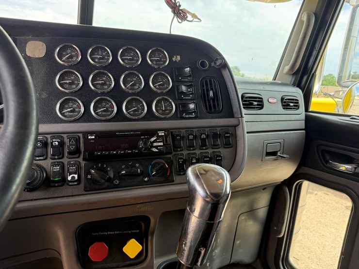 2014-peterbilt-389-image-12
