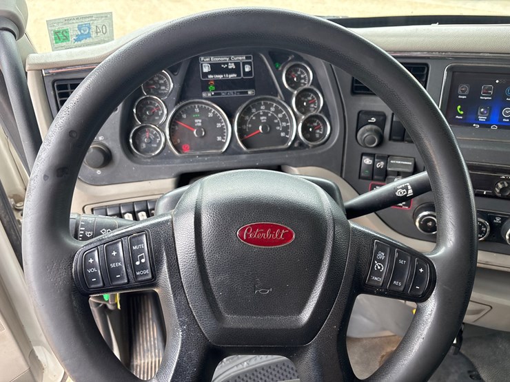 2020-peterbilt-567-image-12