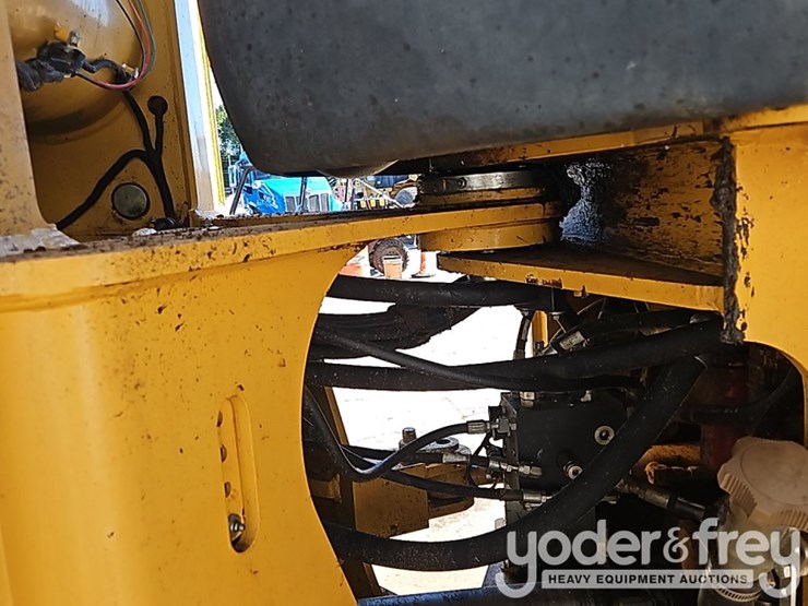 2014-deere-524k-image-19