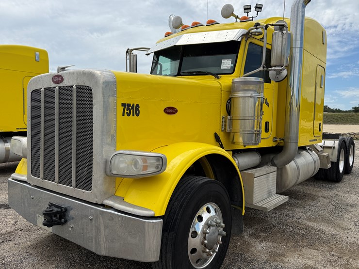 2014-peterbilt-389-image-1