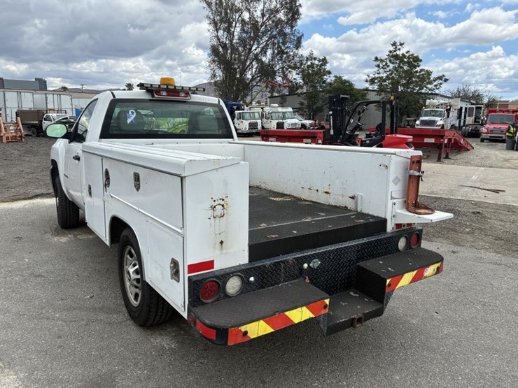 2011-chevrolet-2500hd-image-4