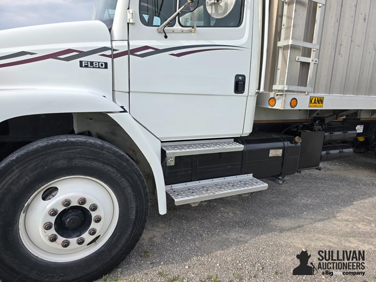2000-freightliner-fl80-image-12