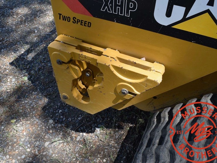 2016-caterpillar-d2-image-36