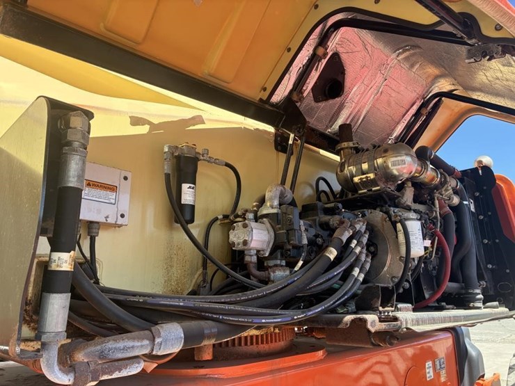 2016-jlg-1250ajp-image-28