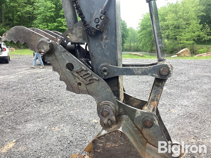 2016-deere-130g-image-15