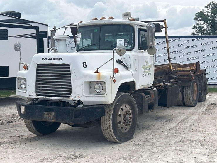 1998-mack-dm690s-image-1