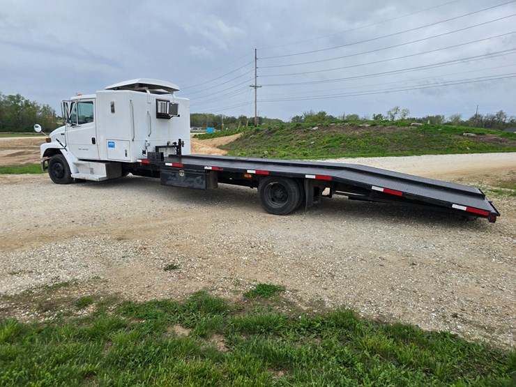 2001-freightliner-fl60-image-8