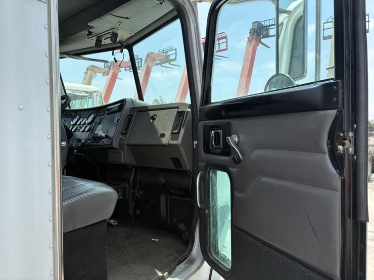 2010-peterbilt-335-image-10