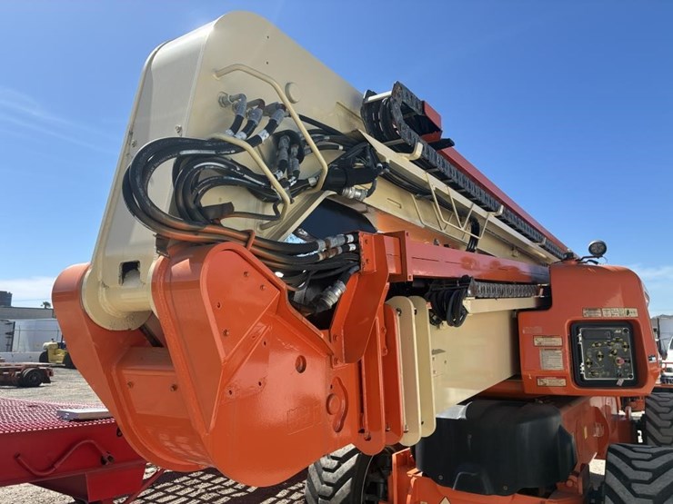 2016-jlg-1250ajp-image-22