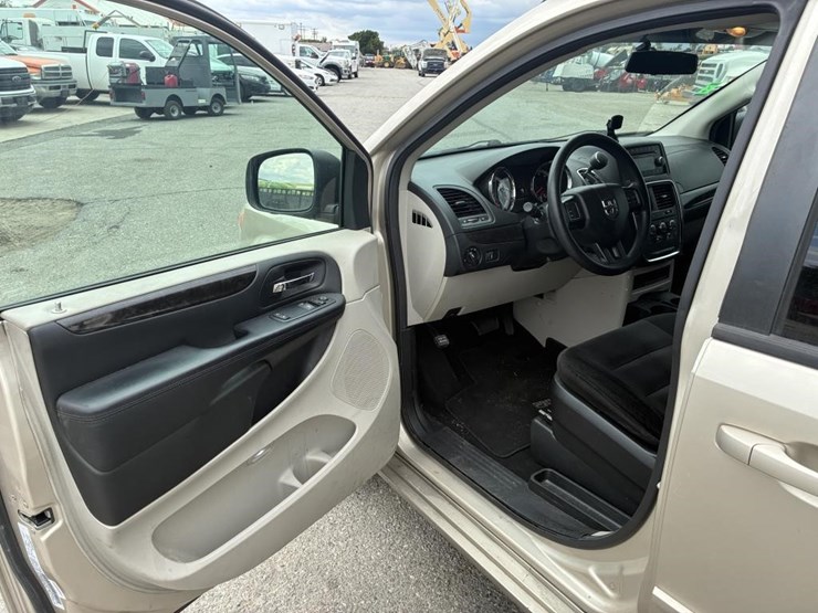 2016-dodge-grand-caravan-image-13