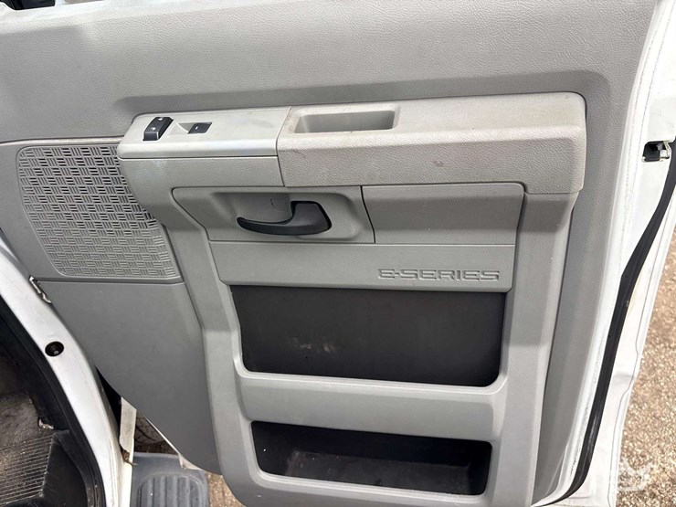 2013-ford-e350-image-27
