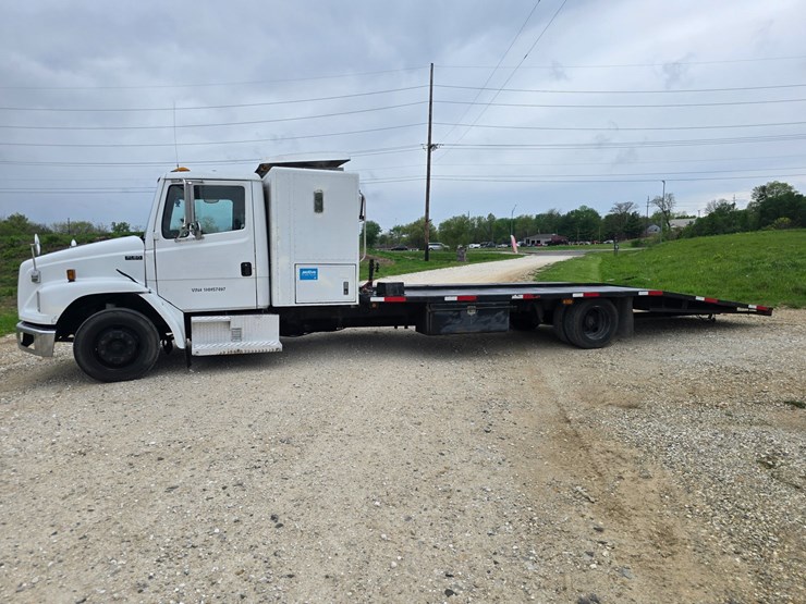 2001-freightliner-fl60-image-5