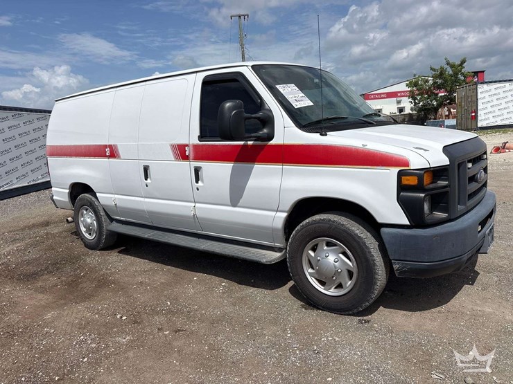 2013-ford-e-250-cargo-van-image-2