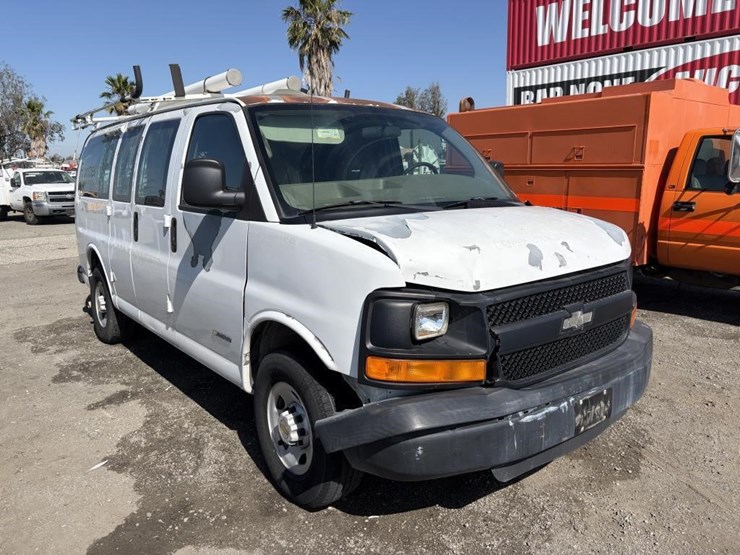 2004-chevrolet-express-2500-image-2