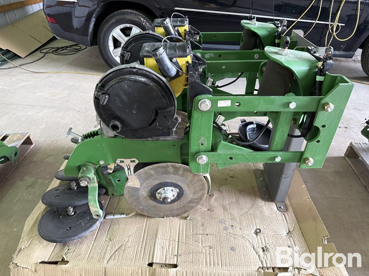 john-deere-planter-row-unit-image-8