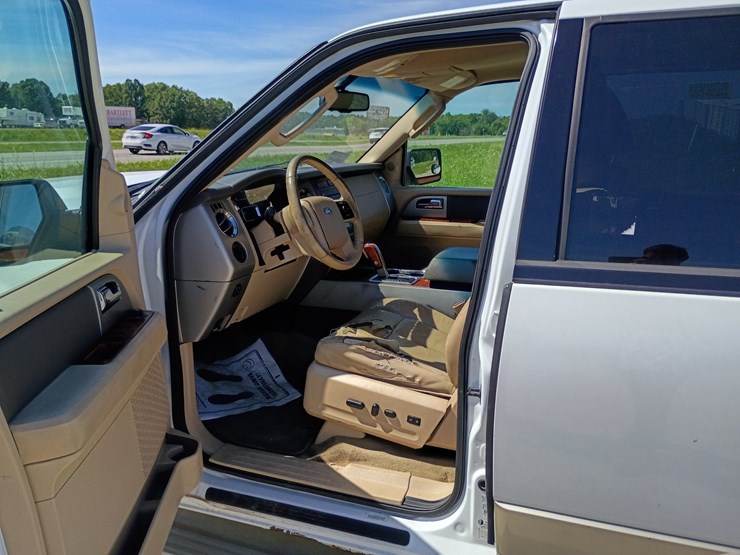 2010-ford-expedition-image-29