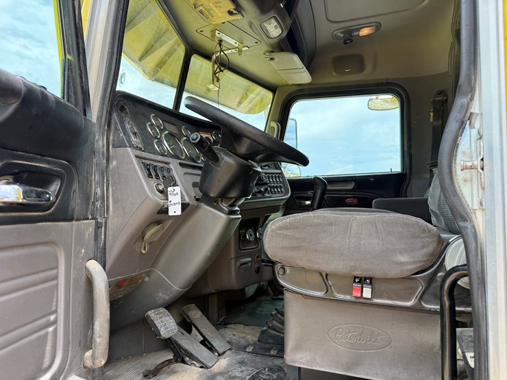 2015-peterbilt-389-image-11
