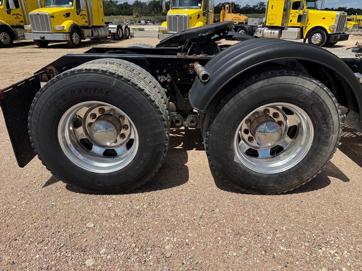 2014-kenworth-t800-image-16