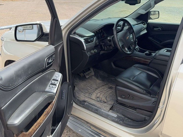 2015-chevrolet-suburban-1500-image-14