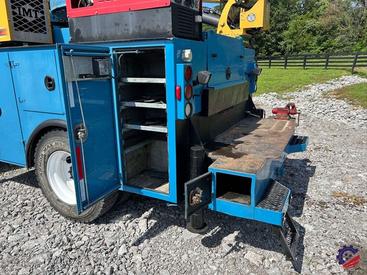 2010-freightliner-m2-106-image-26