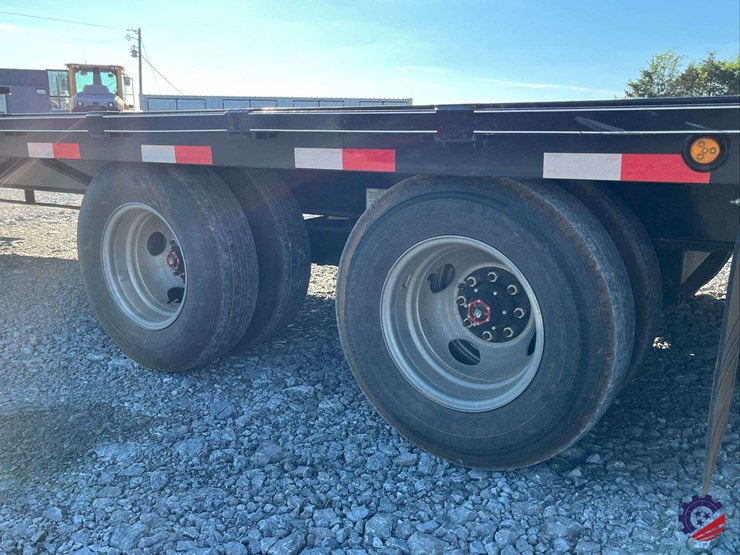 2025-c-&-w-trailers-dual-t/a-flatbed-gooseneck-trailer-image-8