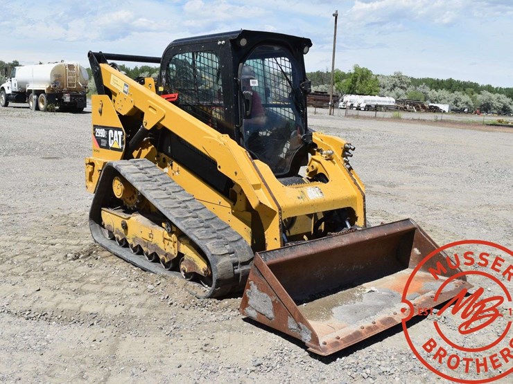 2016-caterpillar-d2-image-15