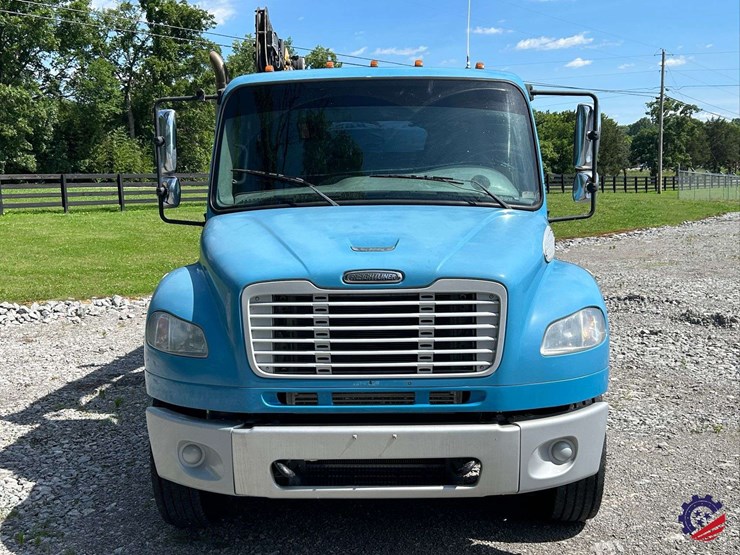 2010-freightliner-m2-106-image-9