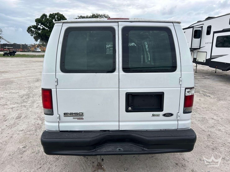 2013-ford-e-250-cargo-van-image-18