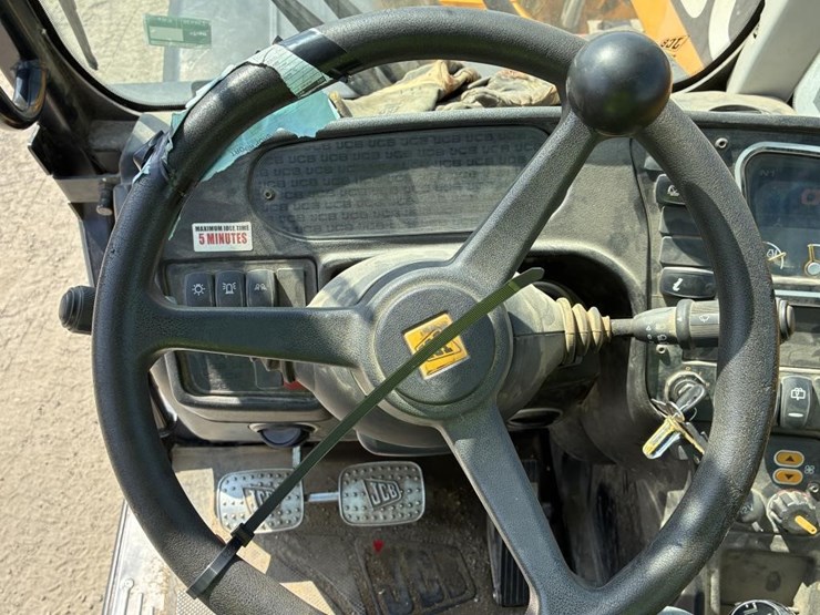 2014-jcb-550-140-image-19