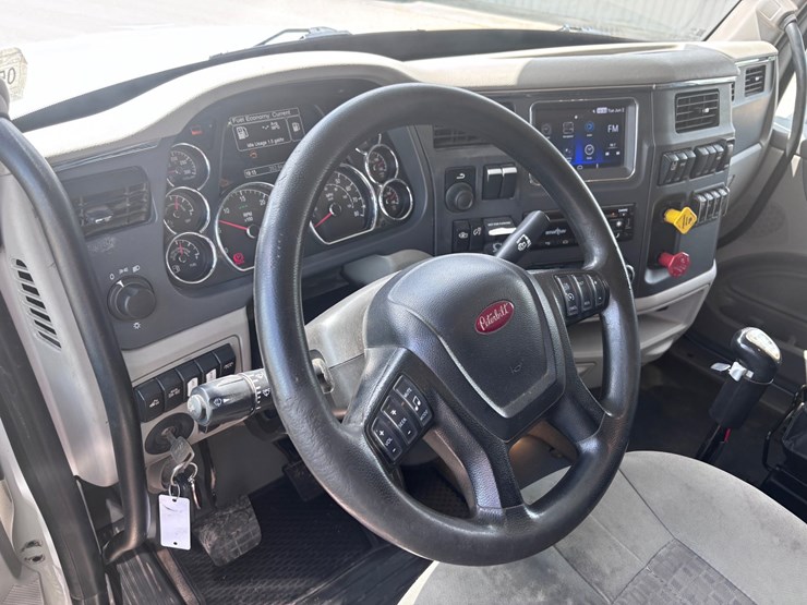 2021-peterbilt-567-image-8