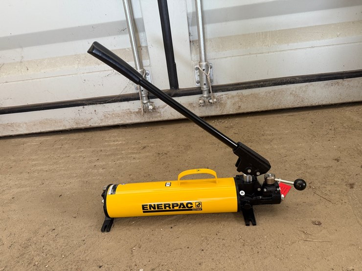 #1072-•-enerpac-hydraulic-hand-pump-image-1
