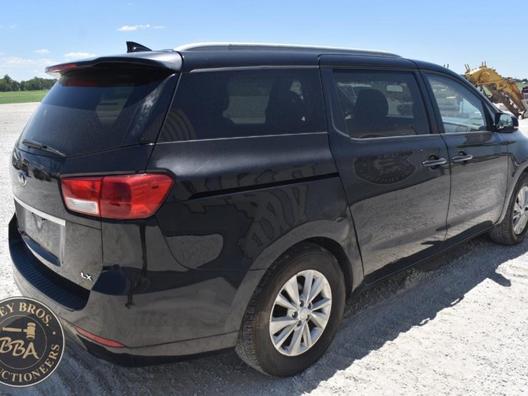 2015-kia-sedona-lx-image-5