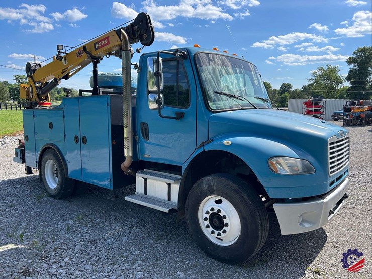 2010-freightliner-m2-106-image-88