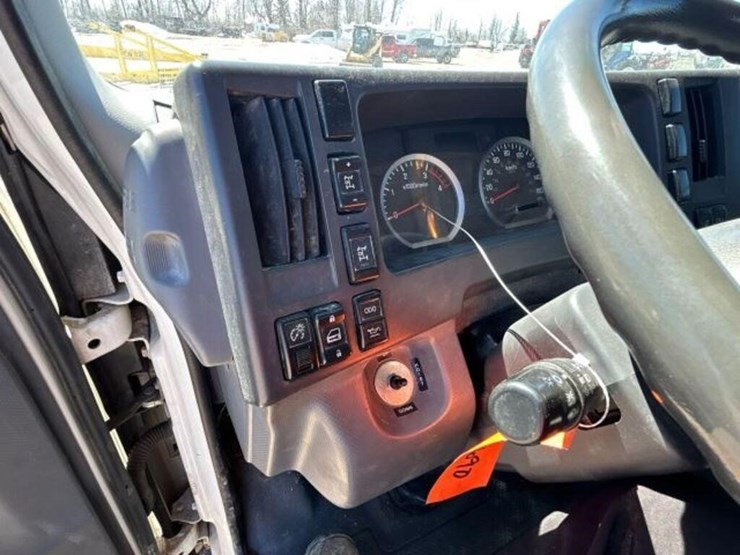 2015-isuzu-nrr-image-14