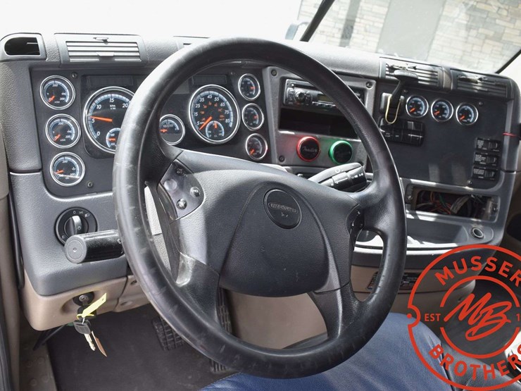 2017-freightliner-cascadia-125-image-36