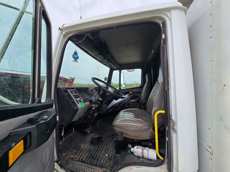 2001-freightliner-fl60-image-51