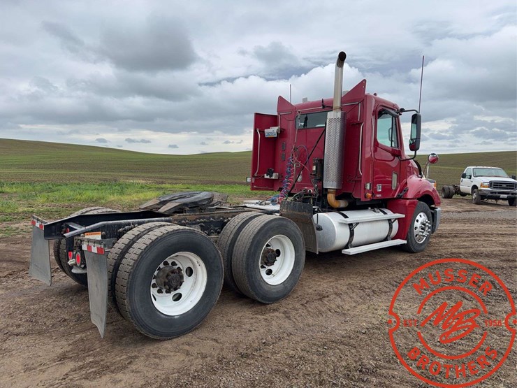 2007-freightliner-columbia-120-image-3