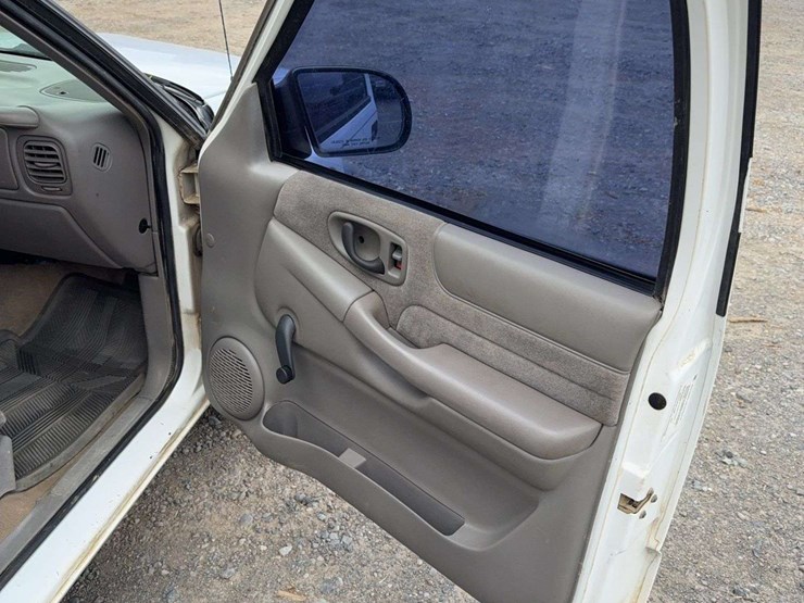 2000-chevrolet-s10-image-23