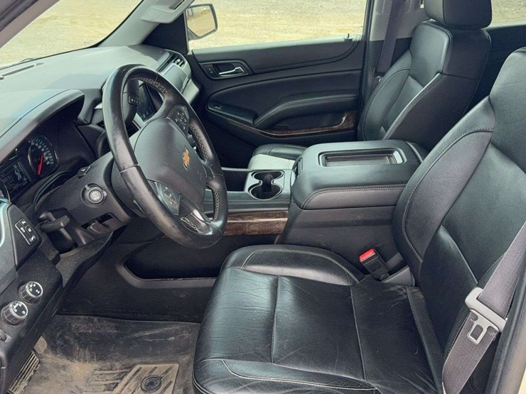2015-chevrolet-suburban-1500-image-15