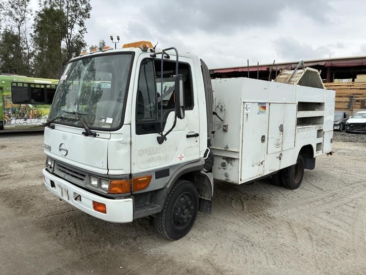 2002-hino-fb1817-image-1